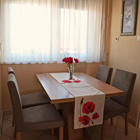 Apartament Pipacs *